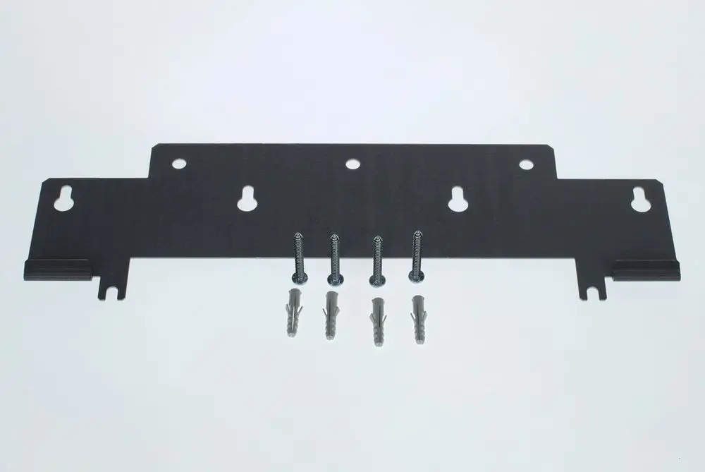 Schwarze Metallplatte mit mehreren Löchern für Schrauben, dazu vier Schrauben und zwei Dübel. Produkt von Bosch zur Montage oder Befestigung.